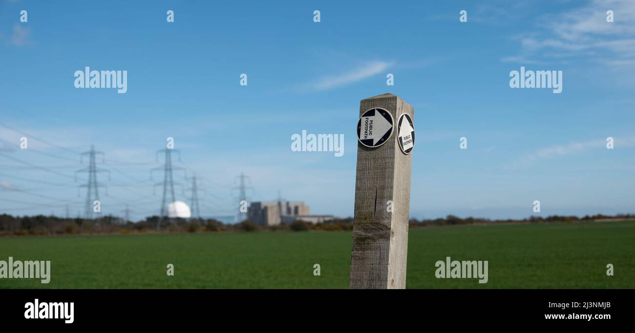 Signe de sentier avec les centrales nucléaires Sizewell dans la distance, panorama de foyer doux Banque D'Images