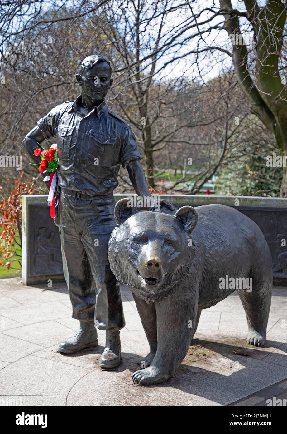 Centre-ville d'Édimbourg, Écosse, Royaume-Uni. 9th avril 2022. Soleil avec une température de 7 degrés pour les touristes explorant le centre-ville. Photo : Wojtek, le Soldier Bear Memorial. Dévoilé le 7 novembre 2015, la statue de bronze dans les jardins de Princes Street à Édimbourg commémore non seulement l'ours bien-aimé, mais aussi les soldats polonais qui ont courageusement partagé le même voyage d'aviron et qui ont finalement trouvé refuge en Écosse. Credit: Newsandmore/alamy Live news. Banque D'Images