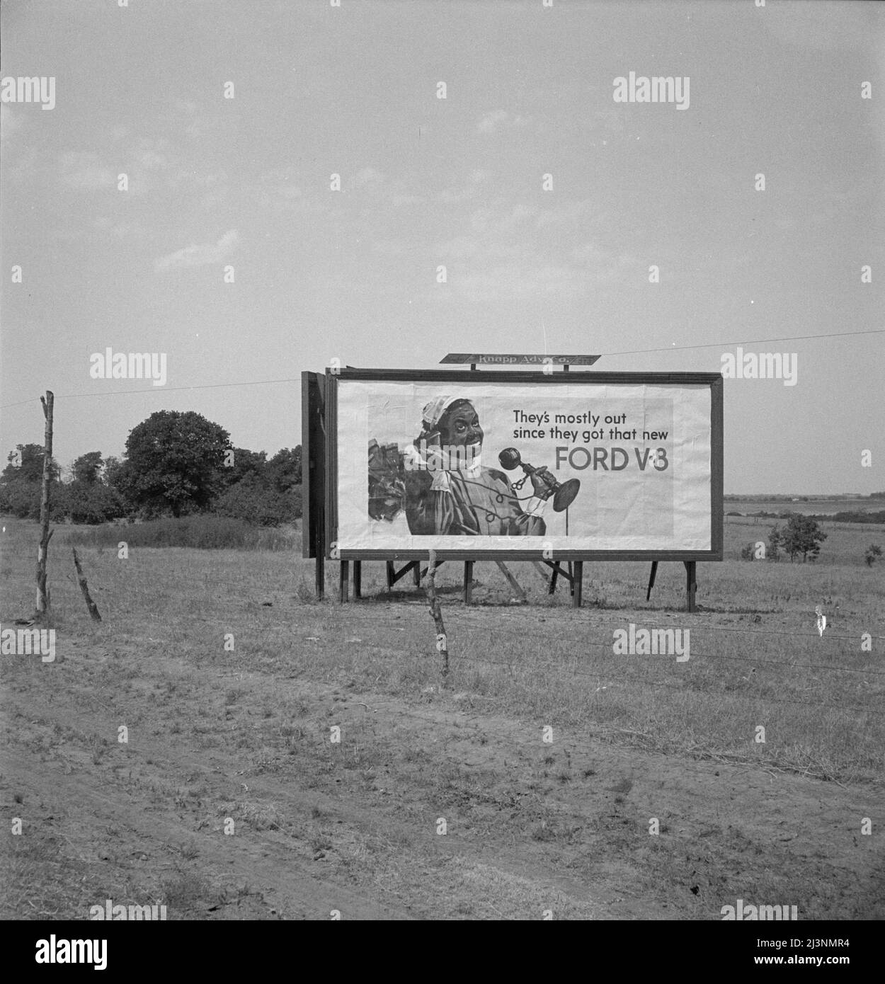 Panneau d'affichage. Californie du Sud, près de Los Angeles. [Femme de ménage afro-américaine répondant au téléphone: 'Ils sont la plupart du temps dehors depuis qu'ils ont obtenu cette nouvelle Ford V.8' (voiture)]. Banque D'Images