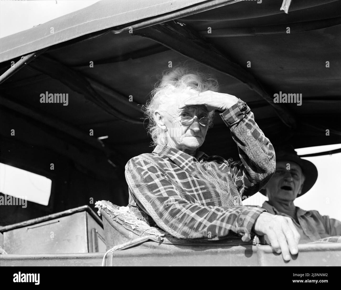 Femme de quatre-vingts ans vivant dans le camp de squatters à la périphérie de Bakersfield, Californie. "Si vous perdez votre pluck vous perdez le plus il y a en vous - tout ce que vous avez à vivre avec". Banque D'Images