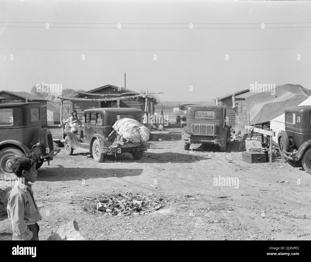 Logement pour travailleurs migrants en coton, à huit miles au nord de Corcoran, Californie. Le célèbre camp de concentration des grévistes en 1933 était au camp de Corcoran. Banque D'Images