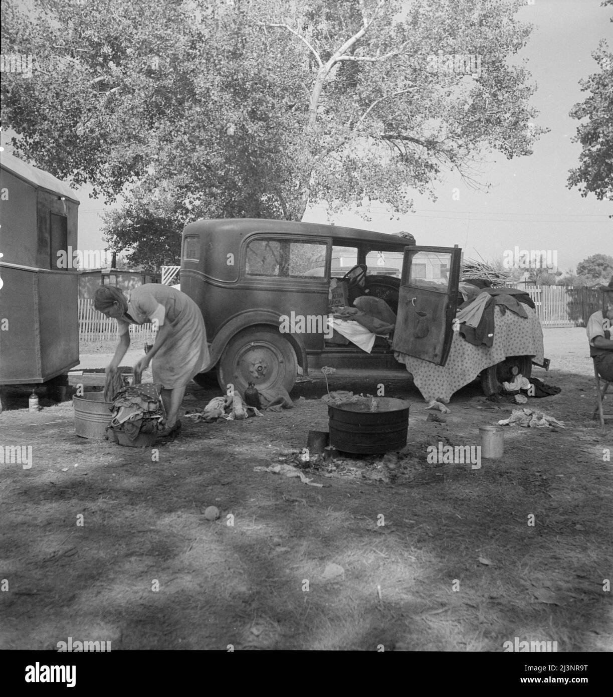 Femme de travailleur migrant dans le camp automobile. Californie. Banque D'Images