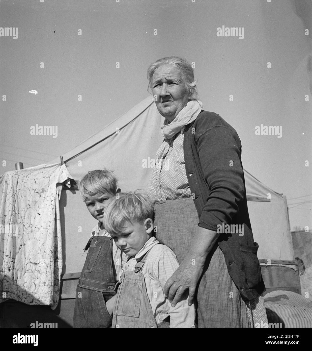 Grand-mère de vingt-deux enfants vivant dans le camp de migrants du comté de Kern. Californie. Banque D'Images