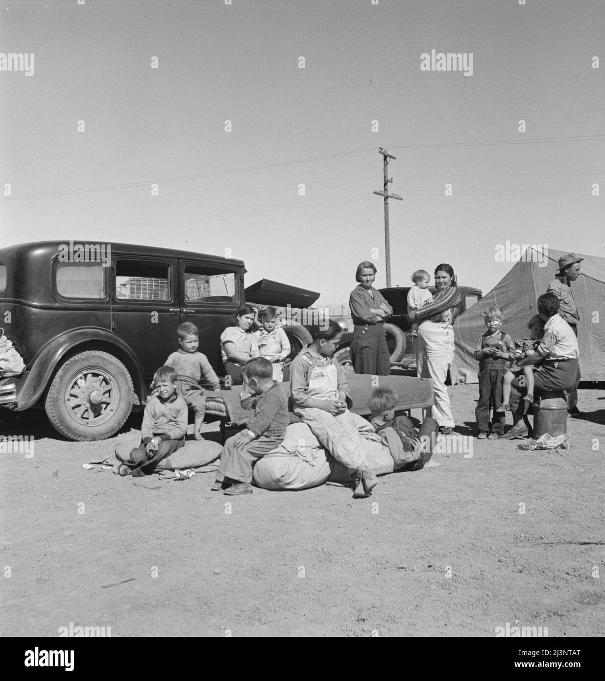 Quatre familles, dont trois étaient liées à quinze enfants, du Dust Bowl au Texas, dans un camp de nuit près de Calipatria, en Californie. Banque D'Images