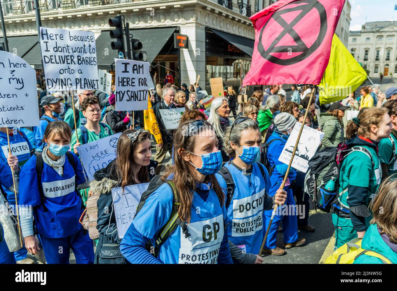 Londres, Royaume-Uni. 9th avril 2022. Les chiffres s'appuient sur des milliers de personnes et la marche, incluant des médecins XR, les chefs s'arrête à Oxford Circus pour quelques discours - extinction Rebellion de retour pour leur rébellion d'avril à Londres. Ils visent à prendre des mesures perturbatrices pour mettre fin à l'urgence climatique et écologique. Crédit : Guy Bell/Alay Live News Banque D'Images