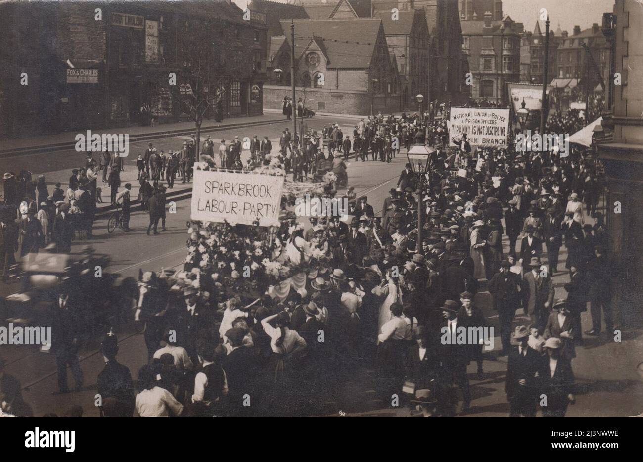 Manifestation du mouvement ouvrier à Birmingham, peut-être autour du jour de mai. La procession comprend des chars décorés, des soldats en uniforme et des bannières du Parti travailliste de Sparkbrook et de la branche de Birmingham de l'Union nationale des agents de police et de prison (NUPPO), un syndicat existant entre 1913-1918 Banque D'Images