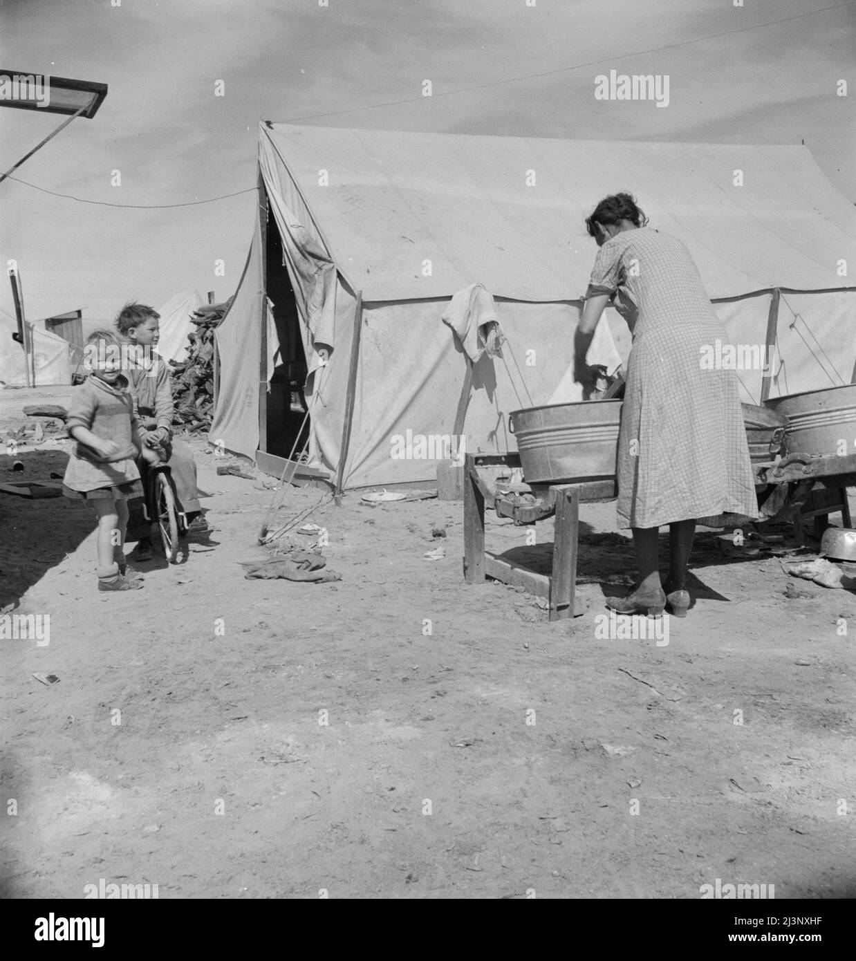 Installations de lavage pour les familles dans le camp des cueilleurs de pois migrateurs. Imperial Valley, Californie. Surtout Oklahomans et Texans. Banque D'Images