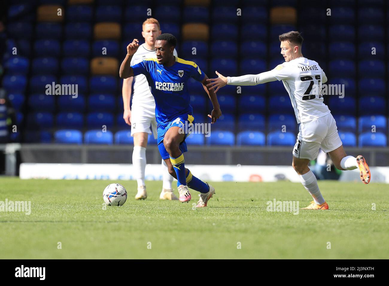 Zach Robinson #14 de l'AFC Wimbledon élude Daniel Harvie #21 de Milton Keynes dons Banque D'Images