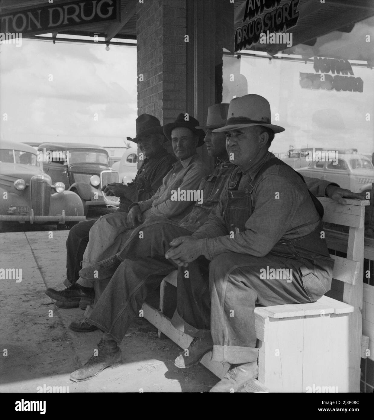 Dust Bowl fermiers de l'ouest du Texas dans la ville. Banque D'Images