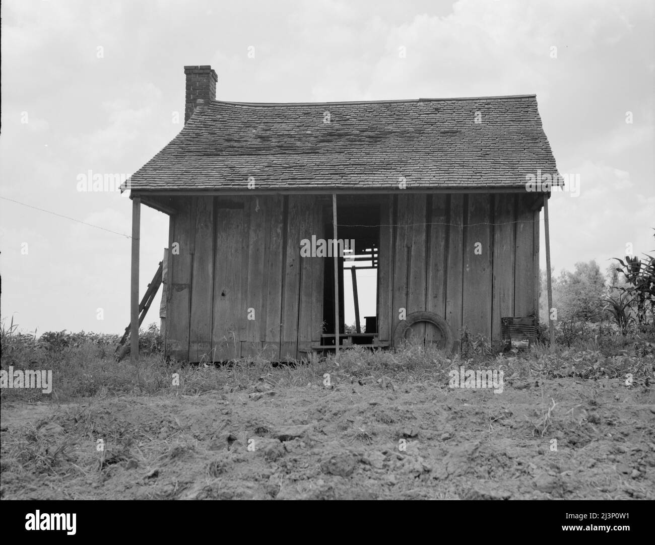 Maison de locataire abandonnée sur une plantation mécanisée du delta du Mississippi. Banque D'Images