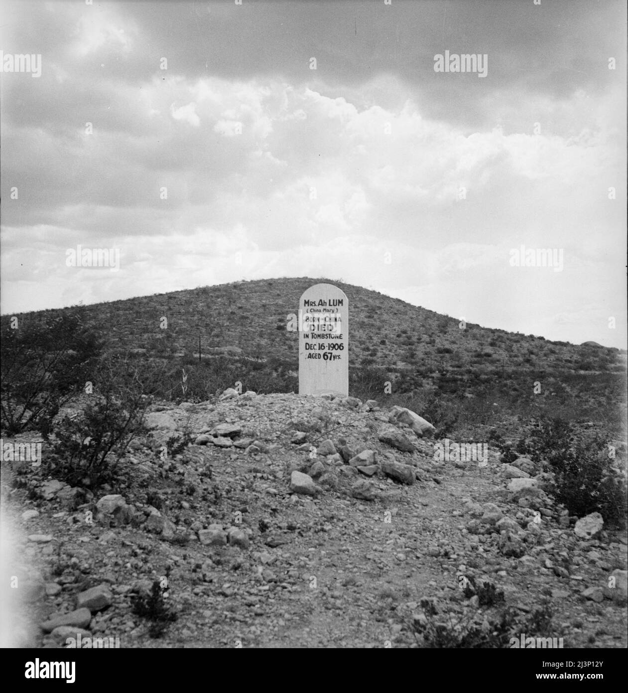 Panneau près de Tombstone, Arizona. Cimetière de Boot Hill. [Mrs. Ah Lum (China Mary), né en Chine, est décédé à Tombstone, décembre 16 1906, âgé de 67 ans]. Banque D'Images