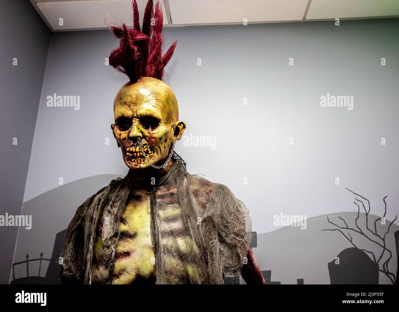 Zombie avec Mohawk à cheveux rouges Banque D'Images