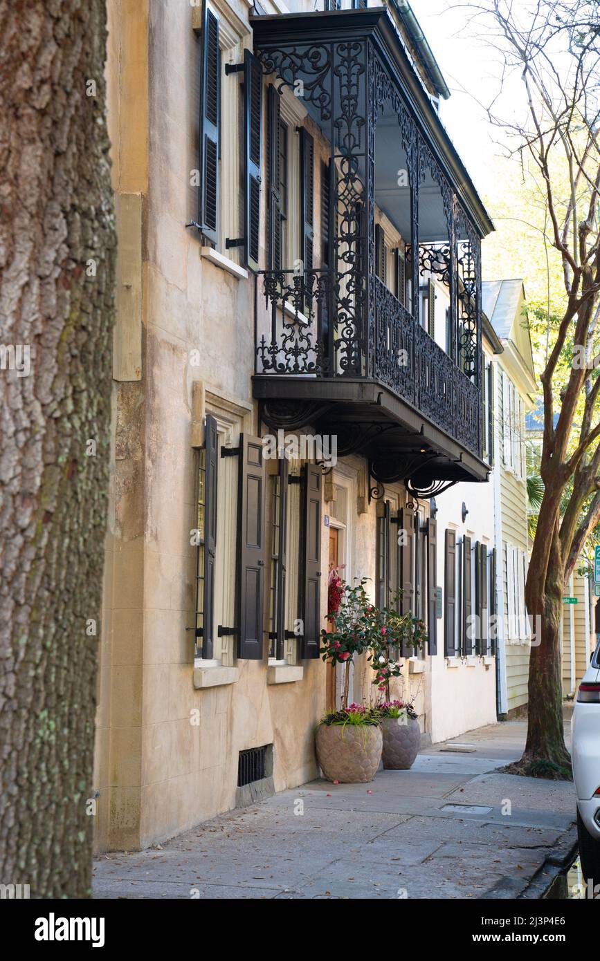Charleston, Caroline du Sud, États-Unis - 18 mars 2022 : scène de rue dans la ville historique du sud de Charleston en Caroline du Sud avec des maisons typiques en vue Banque D'Images
