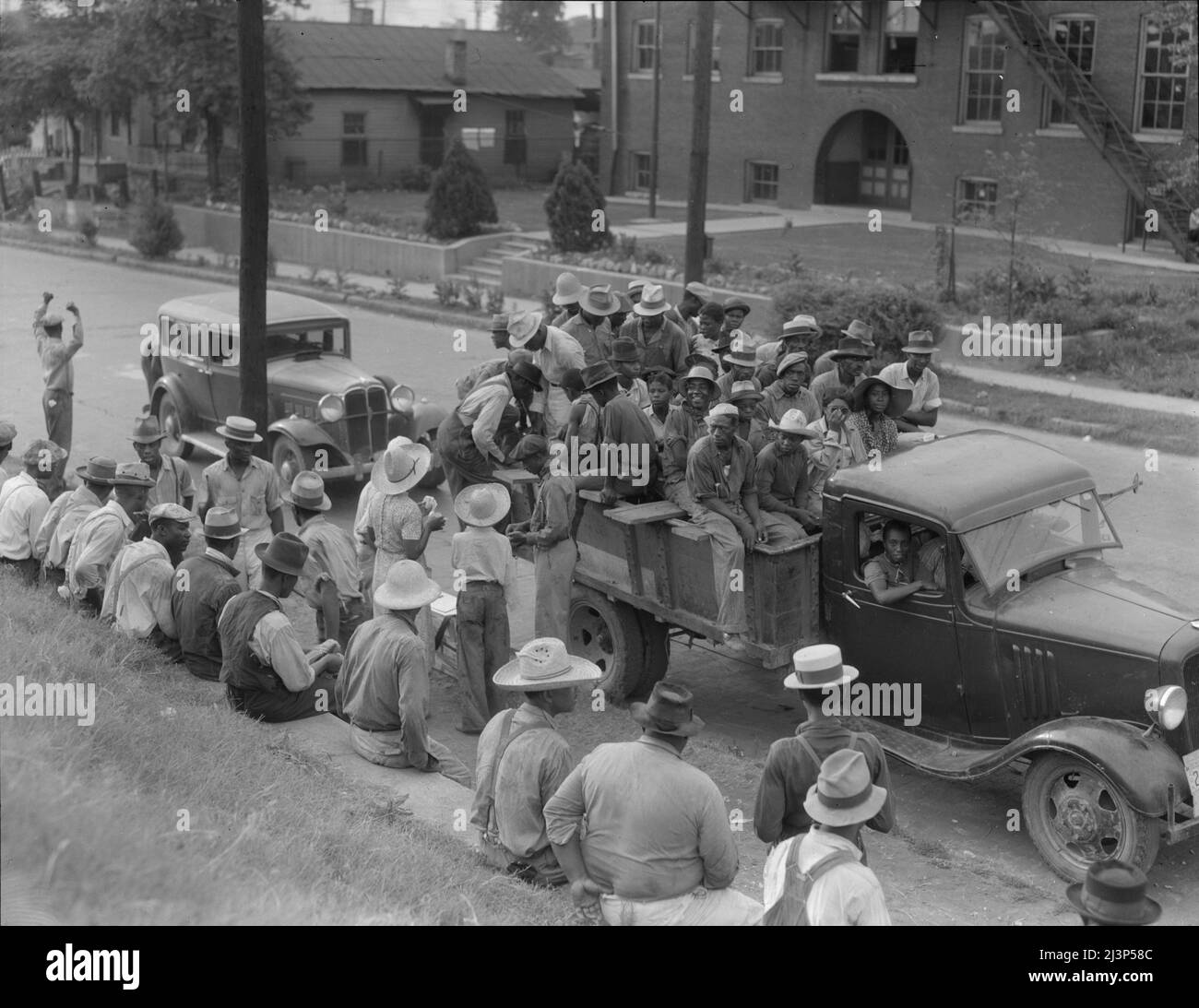 Chargement de canulars de coton à Memphis, Tennessee pour le travail de la journée en Arkansas. Banque D'Images