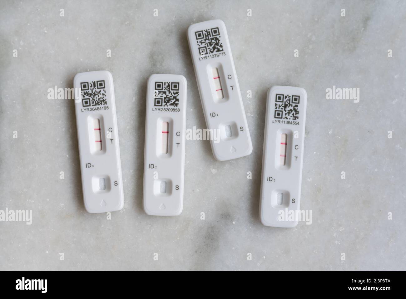 Tests de débit latéral rapide (LFT) auto-administrés ou à domicile pour le coronavirus COVID-19, positifs et négatifs Banque D'Images
