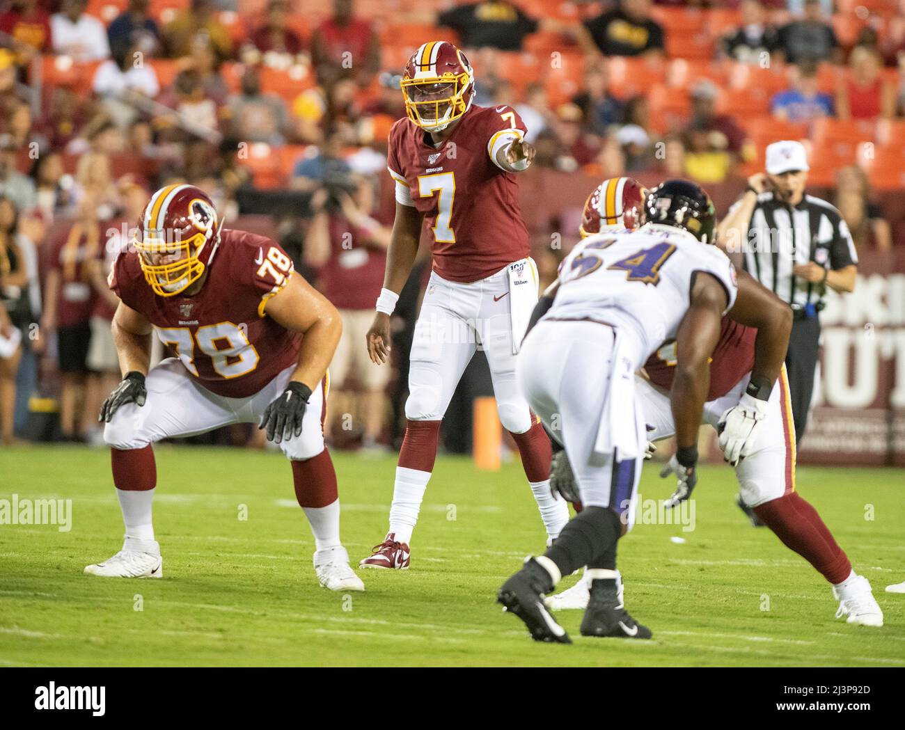 **PHOTO DE FICHIER** quart de dos Dwayne Haskins morts après avoir été frappé par la voiture au camp d'entraînement. Le quarterback de Washington Redskins Dwayne Haskins (7) appelle des signaux au premier trimestre contre les Baltimore Ravens à FedEx Field à Landover, Maryland, le jeudi 29 août 2018. Wes Martin (78) se prépare à bloquer les Haskins. Crédit : Ron Sachs/CNP/MediaPunch Banque D'Images