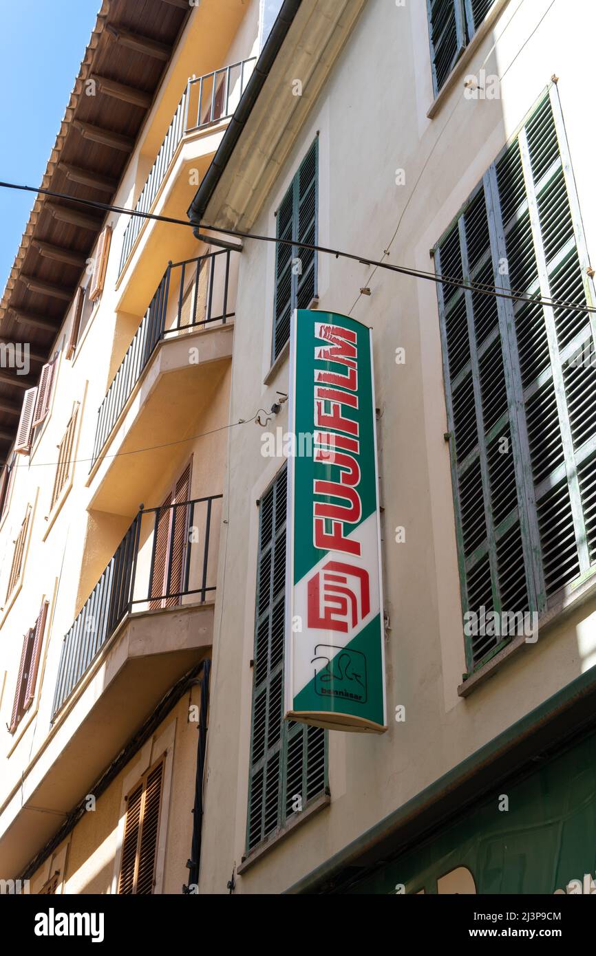 Felanitx, Espagne; avril 07 2022: Affiche publicitaire de la société multinationale de photographie Fujifilm, dans la ville de Majorcan de Felanitx, Espagne Banque D'Images