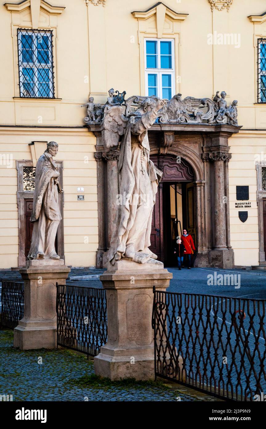 Sculptures baroques et portail baroque Renaissance à Brno, République tchèque. Banque D'Images