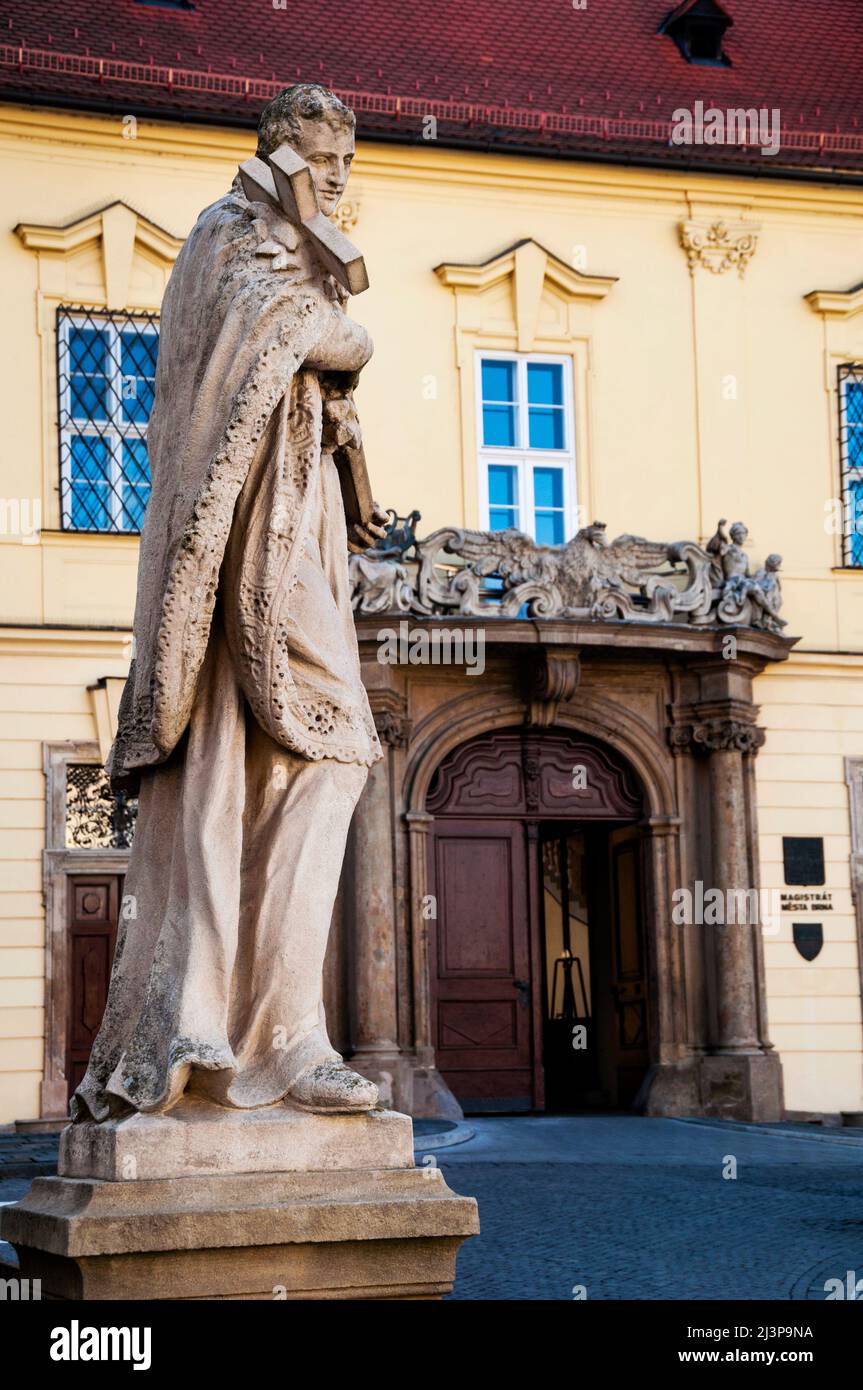 Portail baroque Renaissance et statue baroque à Brno, République tchèque. Banque D'Images