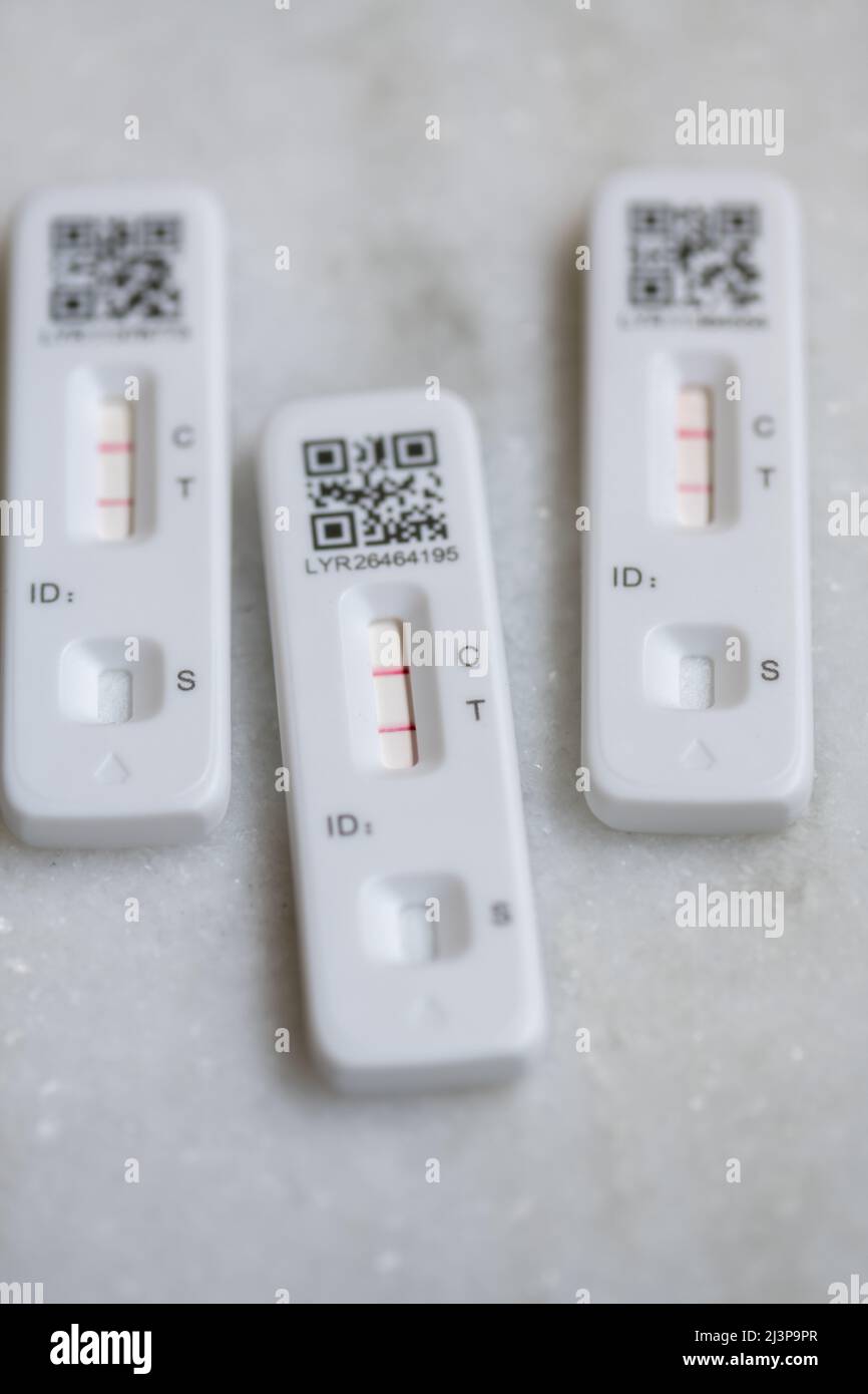 Tests de débit latéral rapide (LFT) auto-administrés ou à domicile pour le coronavirus COVID-19, positifs Banque D'Images