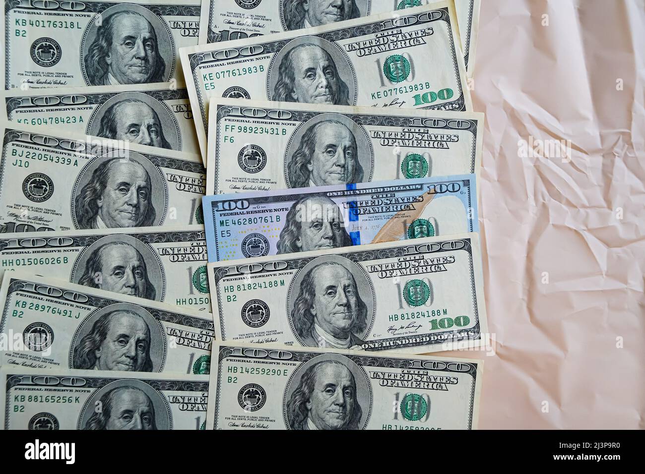 un billet de banque américain de cent dollars a été posé à plat Banque D'Images