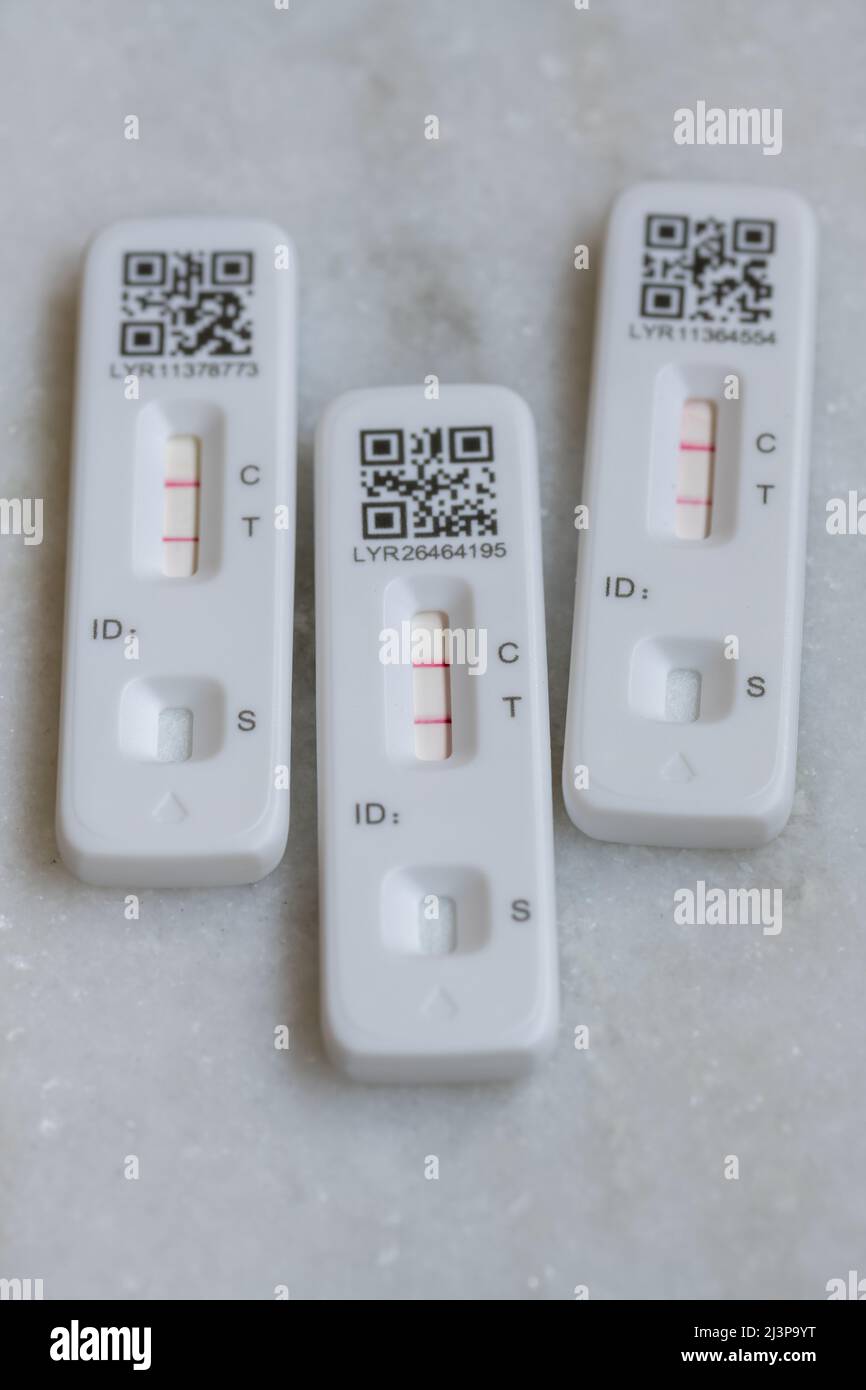 Tests de débit latéral rapide (LFT) auto-administrés ou à domicile pour le coronavirus COVID-19, positifs Banque D'Images