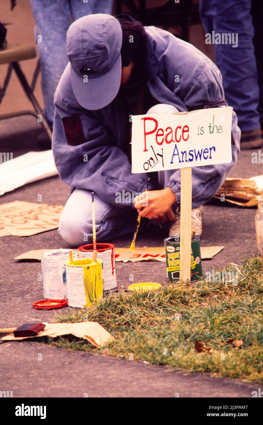 Un étudiant papillard anti-guerre à côté d'un panneau lisant la paix est la seule réponse à l'université d'État de l'Oregon en réponse au lancement américain de l'opération tempête du désert en janvier 1991, contre Saddam Hussein et l'invasion du Koweït par l'Irak Banque D'Images