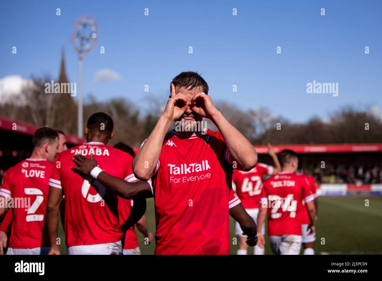 Matt Smith, attaquant de Salford, célèbre après avoir obtenu le score pour prendre la tête, car Salford City a battu Harrogate Town 2-0. Salford, Royaume-Uni. 9th avril 2022. Banque D'Images