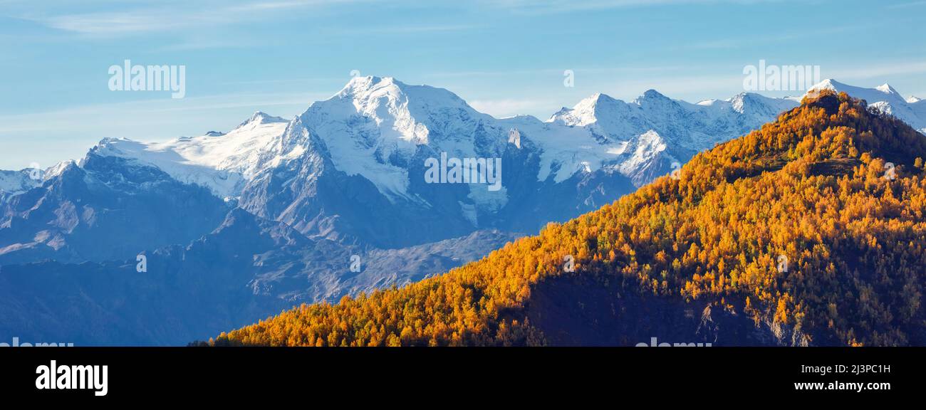 Une vue fantastique sur l'endroit magique au pied du mont Ushba. Scène pittoresque. Emplacement célèbre station Mestia, haute Svaneti, Géorgie, Europe. Élevée Banque D'Images