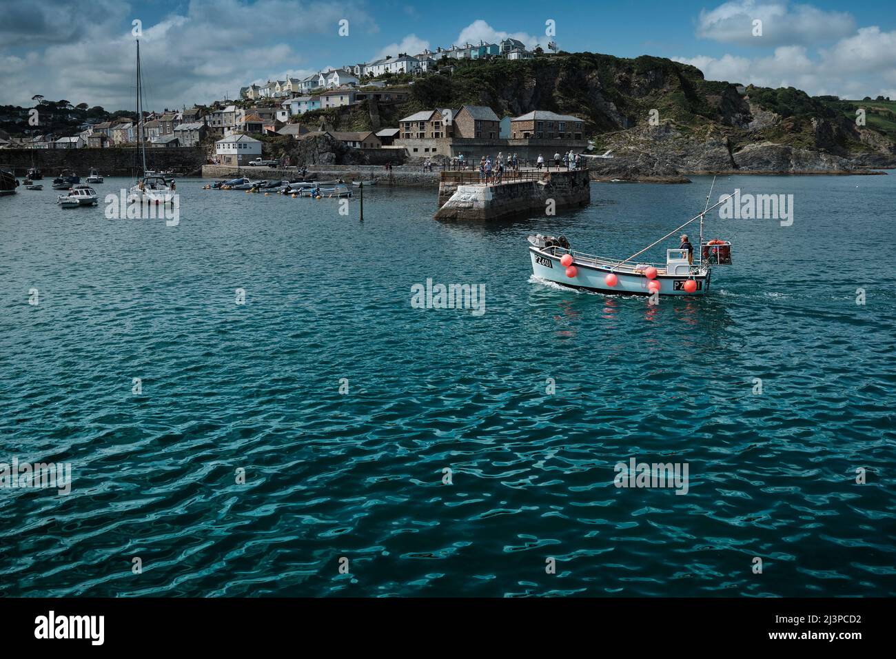 Flotte de pêche côtière du Royaume-Uni, bateau de pêche PZ601 retournant au port, Mevagissey, Cornouailles Banque D'Images