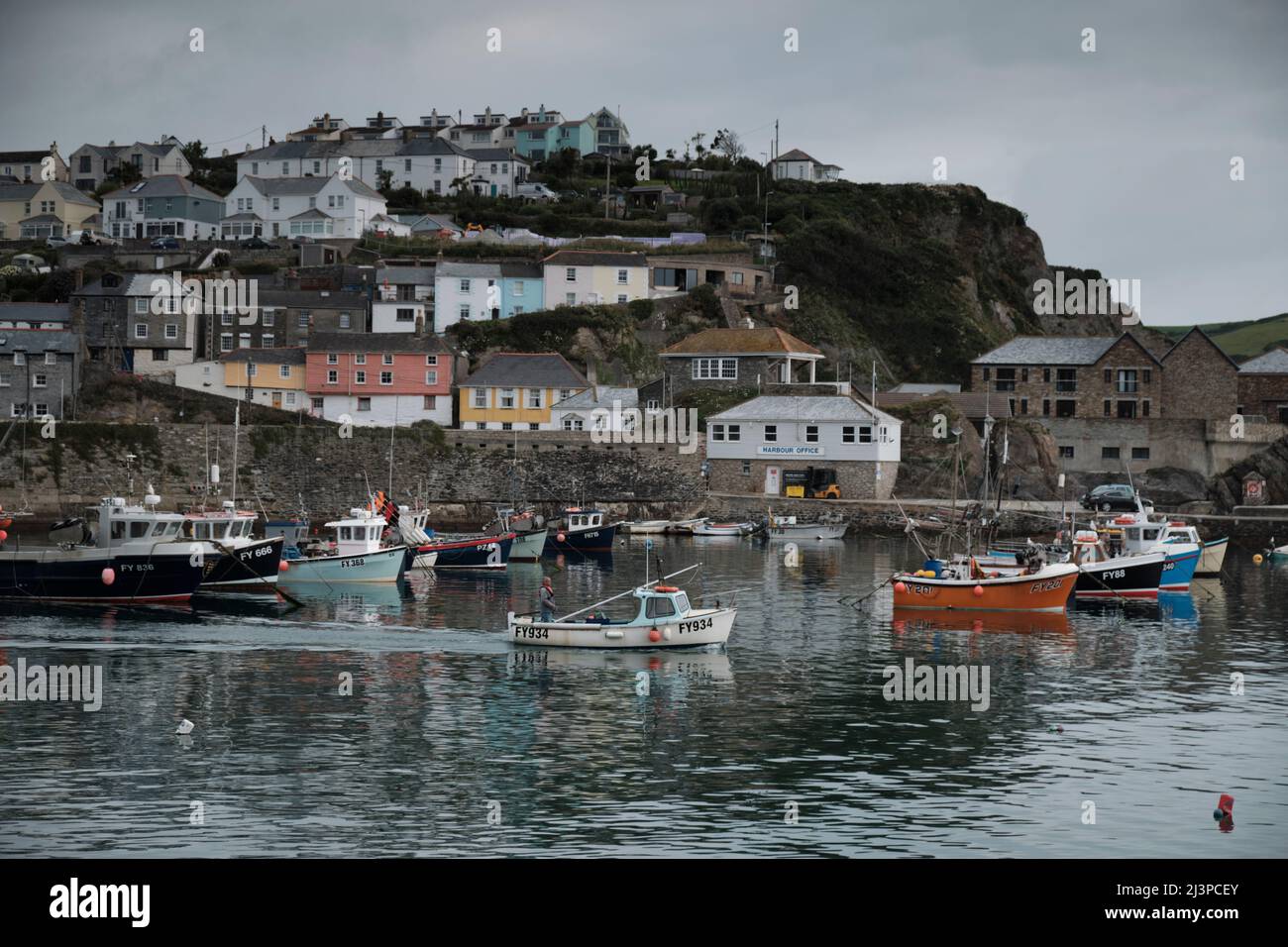 Flotte de pêche côtière du Royaume-Uni, FY934 bateaux quittant le port de Mevagissey, Cornouailles Banque D'Images