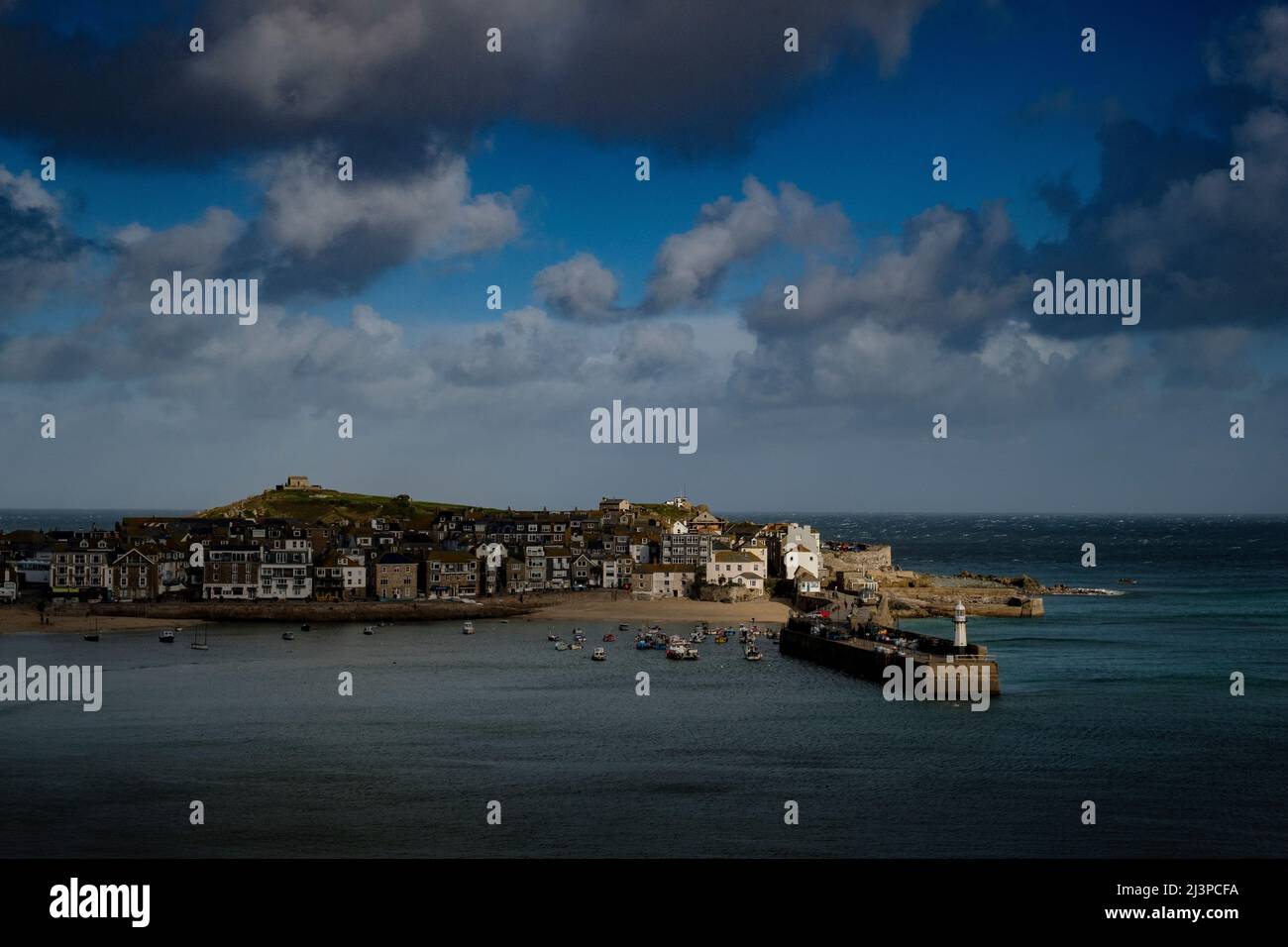 Port de St Ives, avec lumière du soleil, Cornwall Banque D'Images