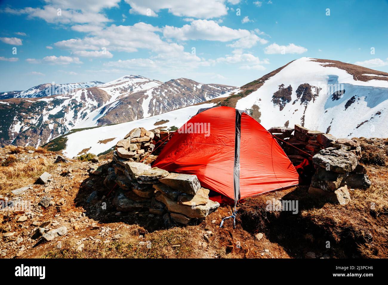 Fantastique journée ensoleillée dans le paysage de haute montagne. Scène matinale spectaculaire et pittoresque. Lieu emplacement Parc national de Carpathian, gamme Chornogora. Banque D'Images