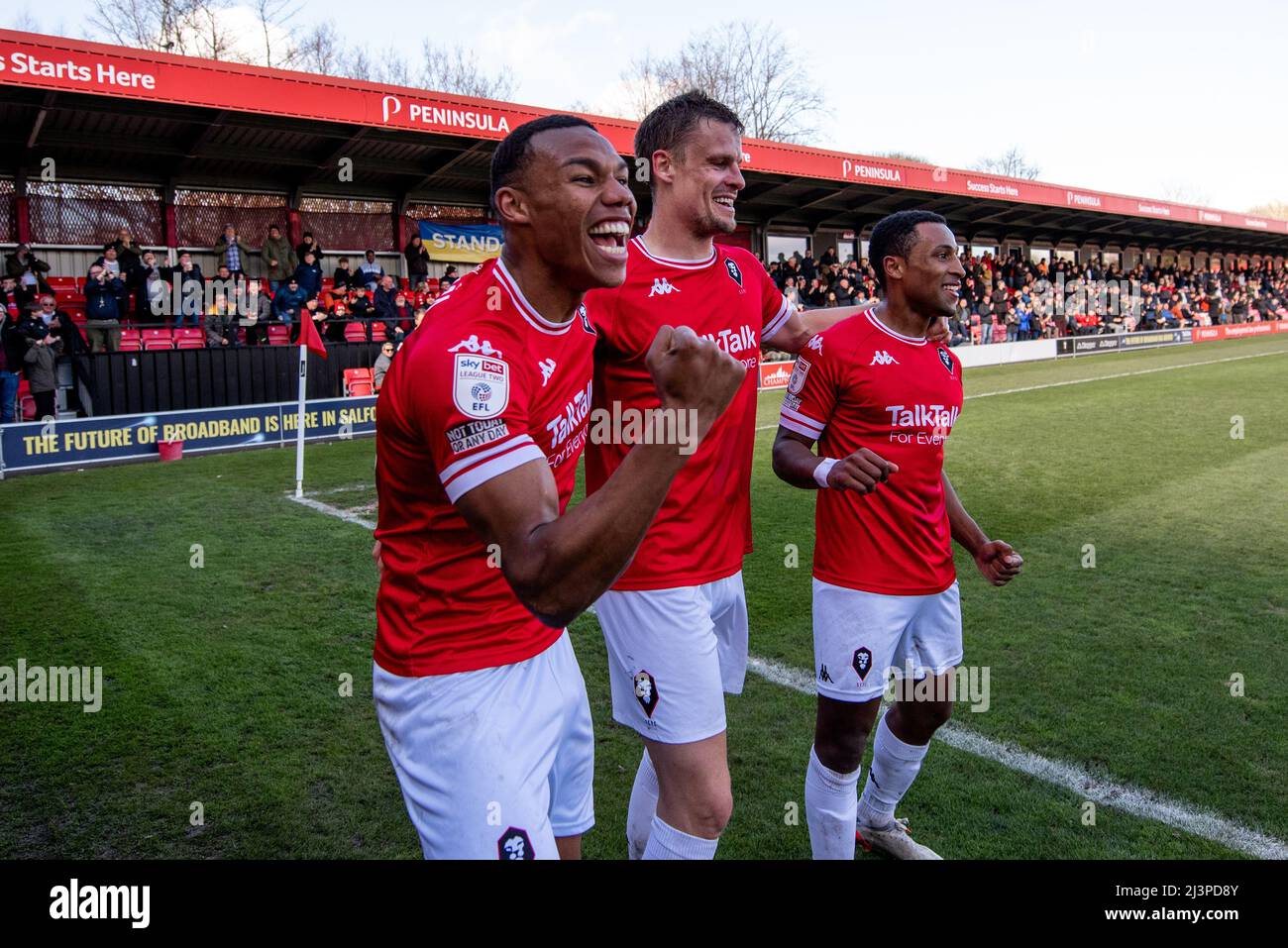 Matt Smith, attaquant de Salford, célèbre après avoir obtenu le score pour prendre la tête, car Salford City a battu Harrogate Town 2-0. Salford, Royaume-Uni. 9th avril 2022. Banque D'Images