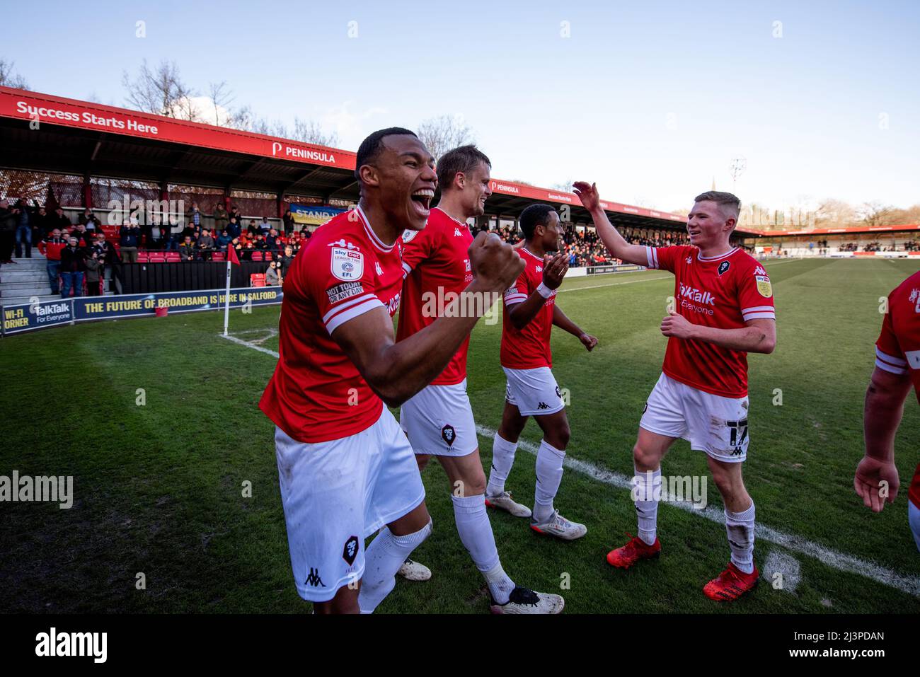 Matt Smith, attaquant de Salford, célèbre après avoir obtenu le score pour prendre la tête, car Salford City a battu Harrogate Town 2-0. Salford, Royaume-Uni. 9th avril 2022. Banque D'Images