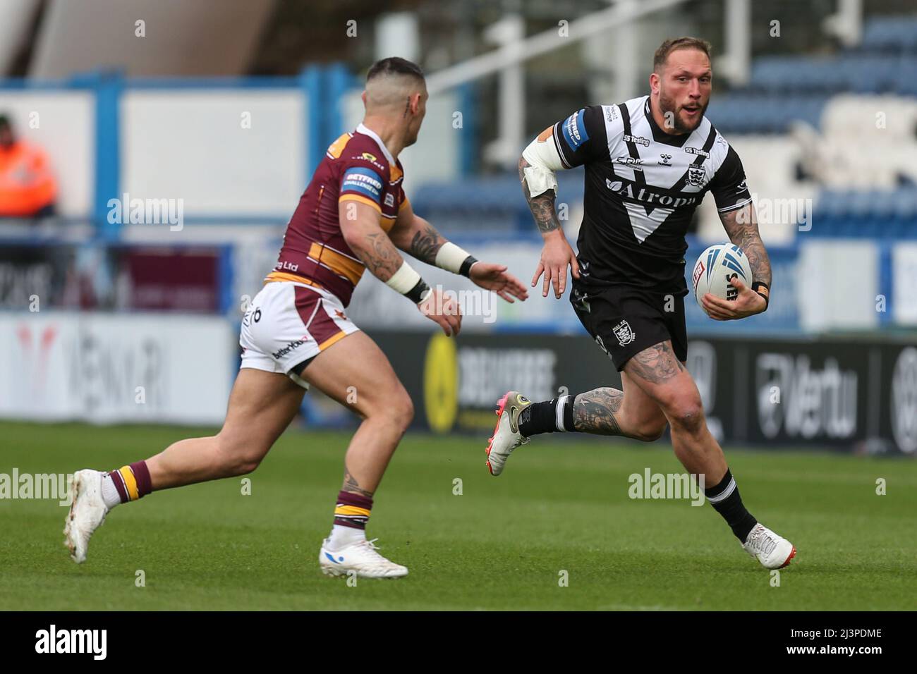 Josh Griffin #4 de Hull FC a l'air de dépasser Danny Levi #9 de Huddersfield Giants Banque D'Images