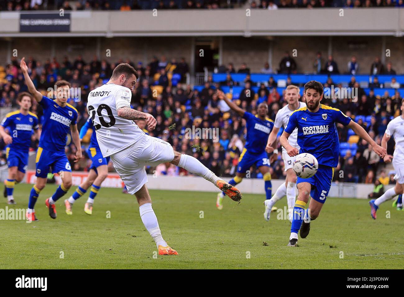 Londres, Royaume-Uni. 09th avril 2022. Troy Parrott de MK dons marque le premier but de ses équipes. EFL Skybet football League One Match, AFC Wimbledon v MK dons à Plough Lane à Londres le samedi 9th avril 2022. Cette image ne peut être utilisée qu'à des fins éditoriales. Utilisation éditoriale uniquement, licence requise pour une utilisation commerciale. Aucune utilisation dans les Paris, les jeux ou les publications d'un seul club/ligue/joueur. photo par Steffan Bowen/Andrew Orchard sports photographie/Alay Live news crédit: Andrew Orchard sports photographie/Alay Live News Banque D'Images