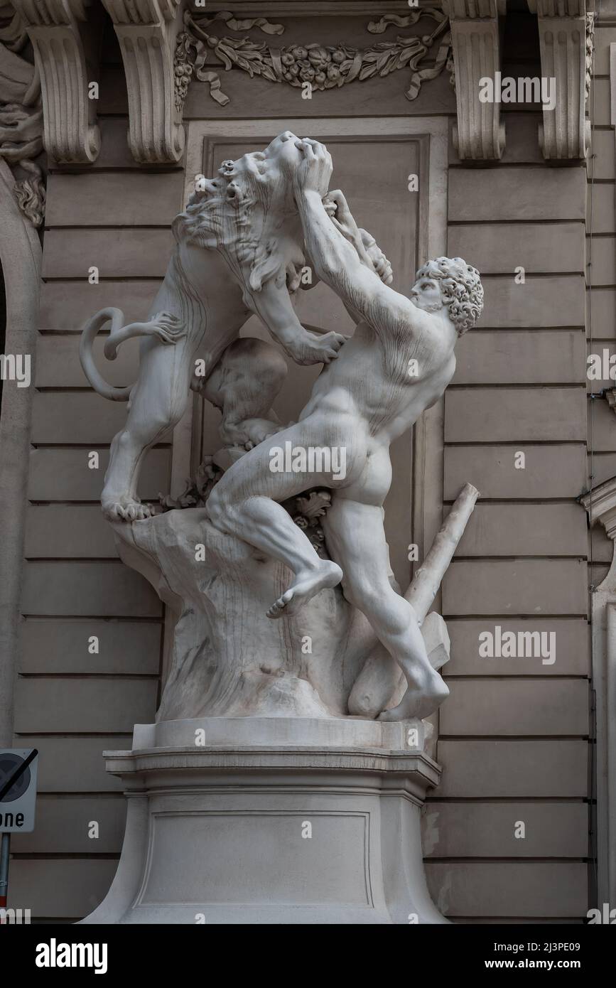 Heracles et le Lion néméen au Palais Hofburg par Lorenzo Mattielli, 1729 - Vienne, Autriche Banque D'Images