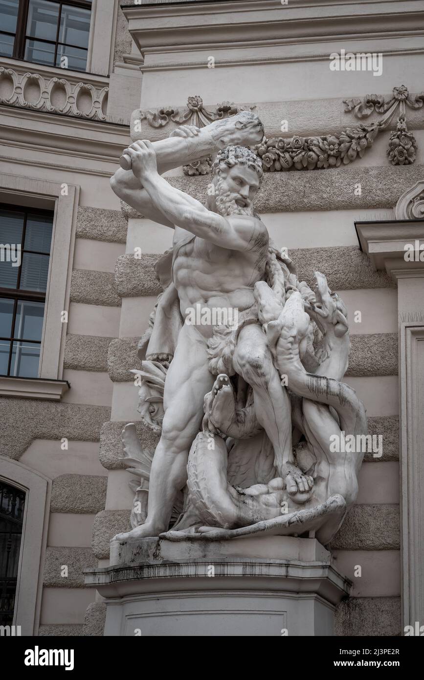 Heracles et la statue de l'Hydra de Lernaean au palais de Hofburg par Edmund Hofmann, 1893 - Vienne, Autriche Banque D'Images