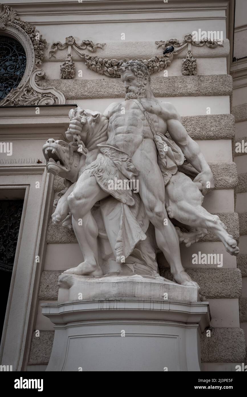 Heracles et Cerberus au Palais Hofburg par Anton Paul Wagner, 1893 - Vienne, Autriche Banque D'Images
