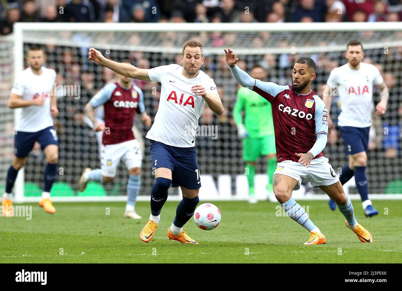 Harry Kane de Tottenham Hotspur et Douglas Luiz (à droite) d'Aston Villa se battent pour le ballon lors du match de la Premier League à Villa Park, Birmingham. Date de la photo: Samedi 9 avril 2022. Banque D'Images Harry Kane de Tottenham Hotspur et Douglas Luiz (à droite) d'Aston Villa se battent pour le ballon lors du match de la Premier League à Villa Park, Birmingham. Date de la photo: Samedi 9 avril 2022. Banque D'Images