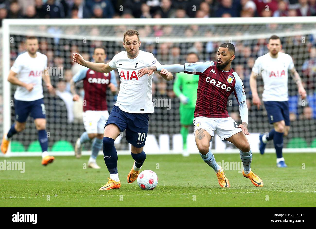 Harry Kane de Tottenham Hotspur et Douglas Luiz (à droite) d'Aston Villa se battent pour le ballon lors du match de la Premier League à Villa Park, Birmingham. Date de la photo: Samedi 9 avril 2022. Banque D'Images