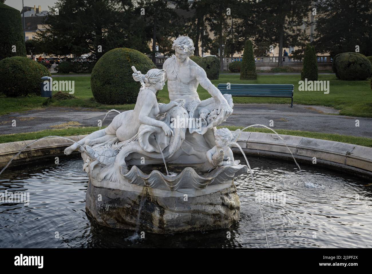 Triton et la fontaine Naiad à la place Maria Theresa (place Maria Theresien) par Edmund Paul Andreas Hofmann von Aspernburg, 1894- Vienne, Autriche Banque D'Images
