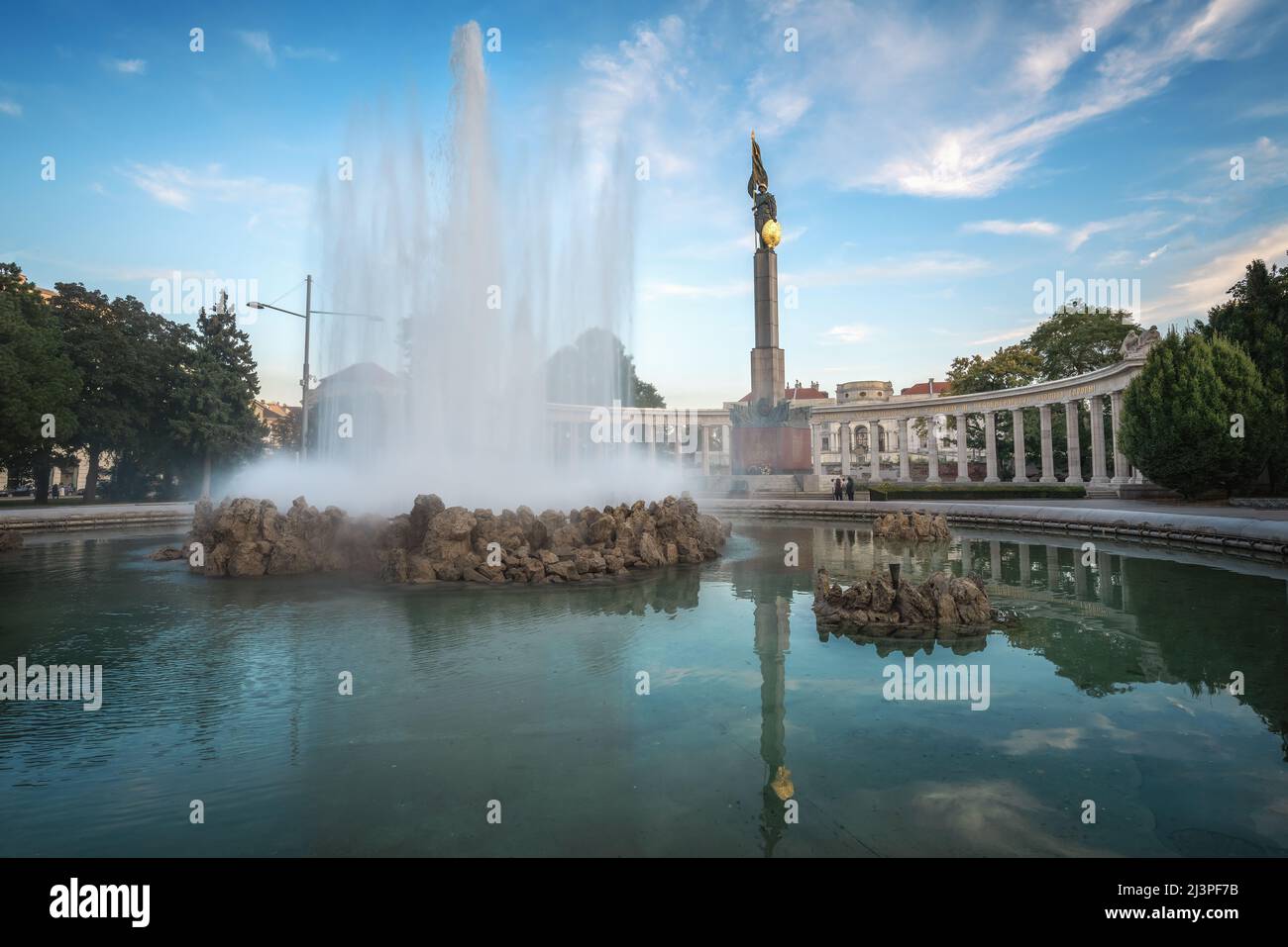 Fontaine de Hochstrahlbrunnen et Mémorial de la guerre soviétique - conçu par S.G. Yakovlev et dévoilé en 1945 - Vienne, Autriche Banque D'Images