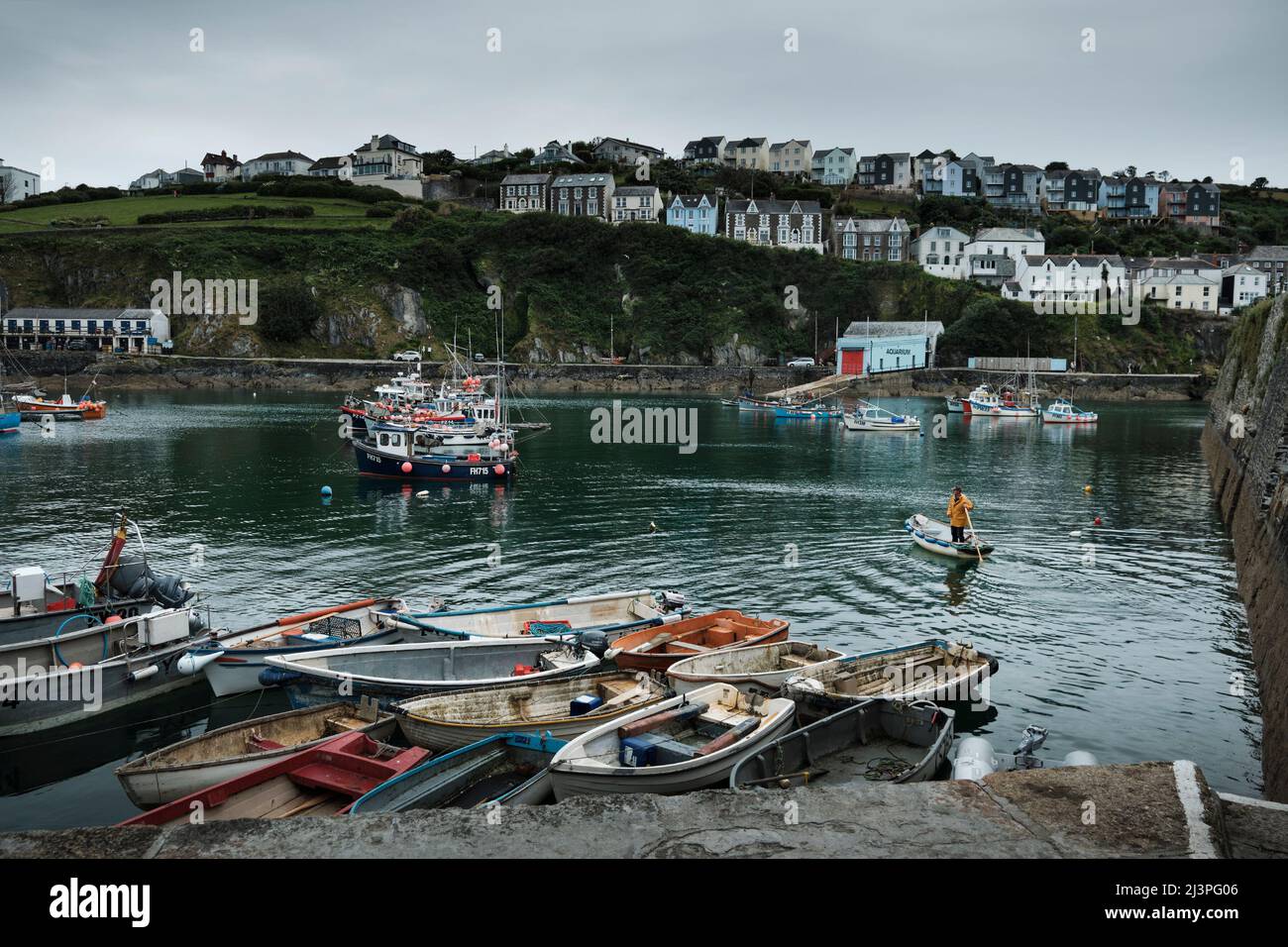 Flotte de pêche côtière britannique, chabling de la poupe de pêcheurs, port de mevagissey, Cornouailles Banque D'Images