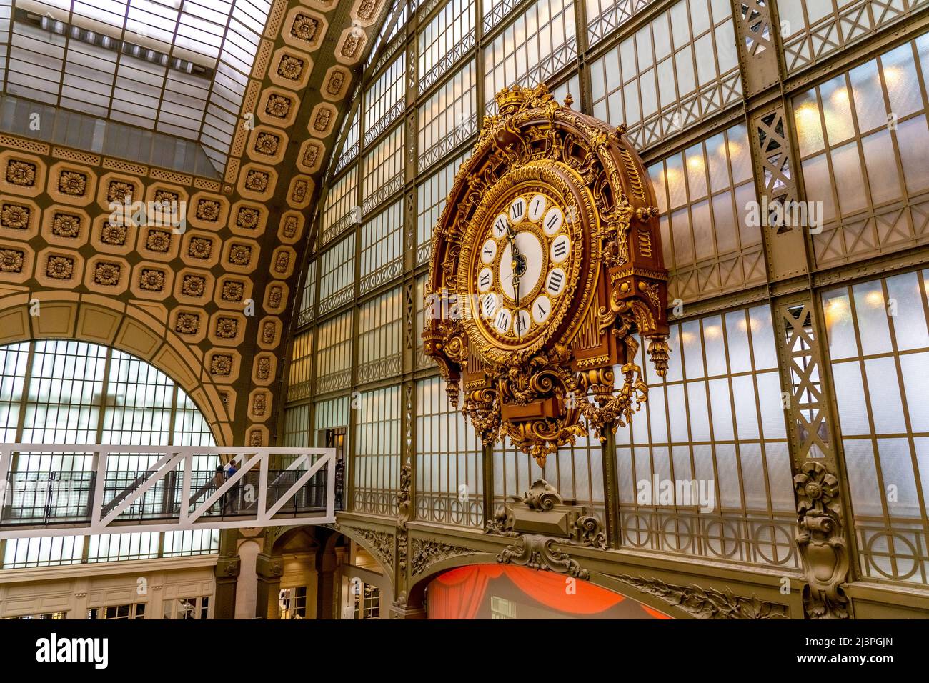 Paris, France - 13.11.2021 : intérieur du Musée d'Orsay à Paris, hall principal avec visiteurs. Mise au point douce, filtre à grain spécial Banque D'Images