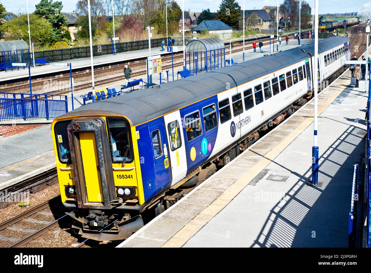 Classe 155 train du Nord à la gare de Church Fenton, North Yorkshire, Angleterre Banque D'Images