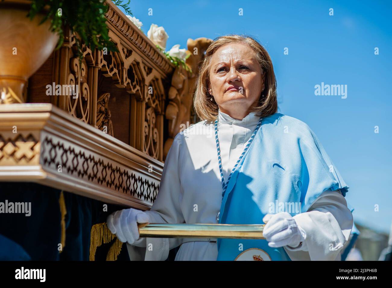 Saragosse, Espagne. 8th avril 2012. Une femme d'une fraternité est vue portant un flotteur représentant une scène de l'histoire de Pâques. En Espagne, la semaine Sainte s'appelle 'smana Santa' et les ità-s célébrés avec une pageantry et une émotion sans égal. Il vient avec des processions religieuses autour du pays, qui remplissent les rues avec le rythme des tambours, des fleurs, et des sculptures religieuses. (Credit image: © Ana Fernandez/SOPA Images via ZUMA Press Wire) Banque D'Images