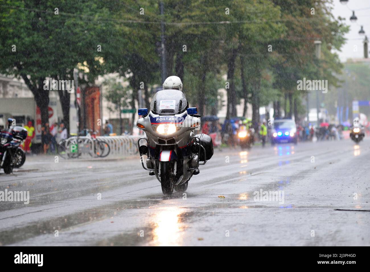 Vienne, Autriche. 13th juillet 2014. Excursion en vélo en Autriche, dernière étape à Vienne. La police motorisée escorte les cyclistes Banque D'Images