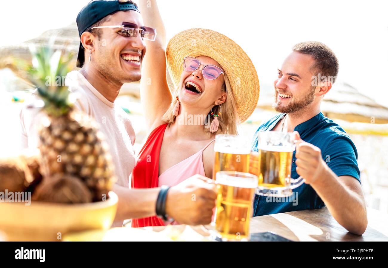 Jeunes amis branchés en train de griller de la bière au bar chiringuito Beach - concept de style de vie de vacances d'été avec des gens heureux en train de profiter de temps ensemble le jour ensoleillé Banque D'Images